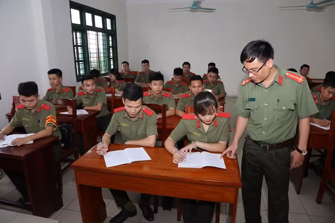 Giảng viên và học viên Trường Cao đẳng An ninh nhân dân I tích cực đổi mới phương pháp dạy và học.
