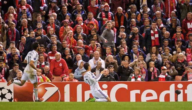Ronaldo thành công vượt bậc ở Real Madrid và Man Utd.
