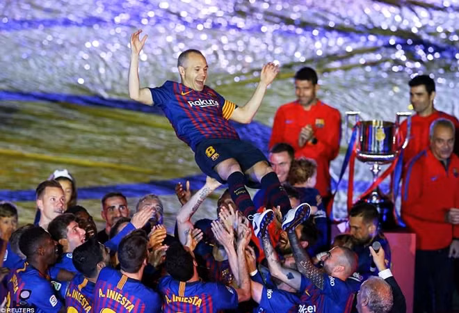 Với tất cả những điều đó Iniesta được xem là một trong những biểu tượng của Barcelona. Mới đây anh đã tuyên bố giã từ với đội chủ sân NouCamp. Ảnh: Reuters.