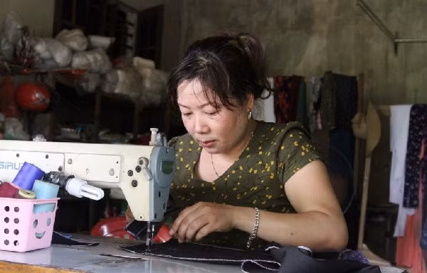 Chị Thanh với công việc mưu sinh bên chiếc máy khâu.