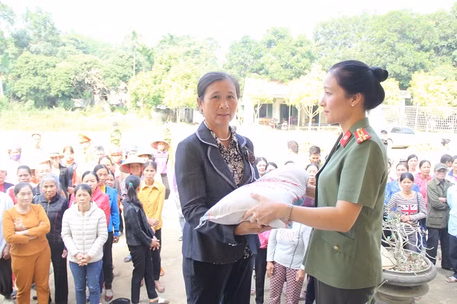Phó Tổng Biên tập Nguyễn Thúy Quỳnh trao quà tận tay cho bà con.