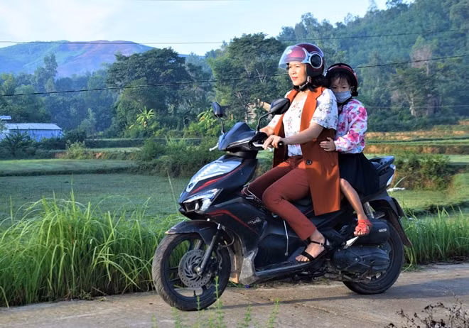 Đằng sau những chuyến xe là những câu chuyện cảm động và hành trình động viên, chia sẻ với các em của cô Hải.