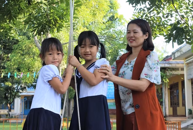 Không chỉ đưa đón mà chị Hải còn quan tâm, lo lắng cho các em giống như một người mẹ quan tâm con của mình.
