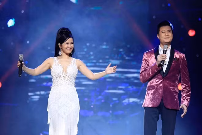 Hồng Nhung song ca cùng Quang Dũng trên sân khấu của Media Max.