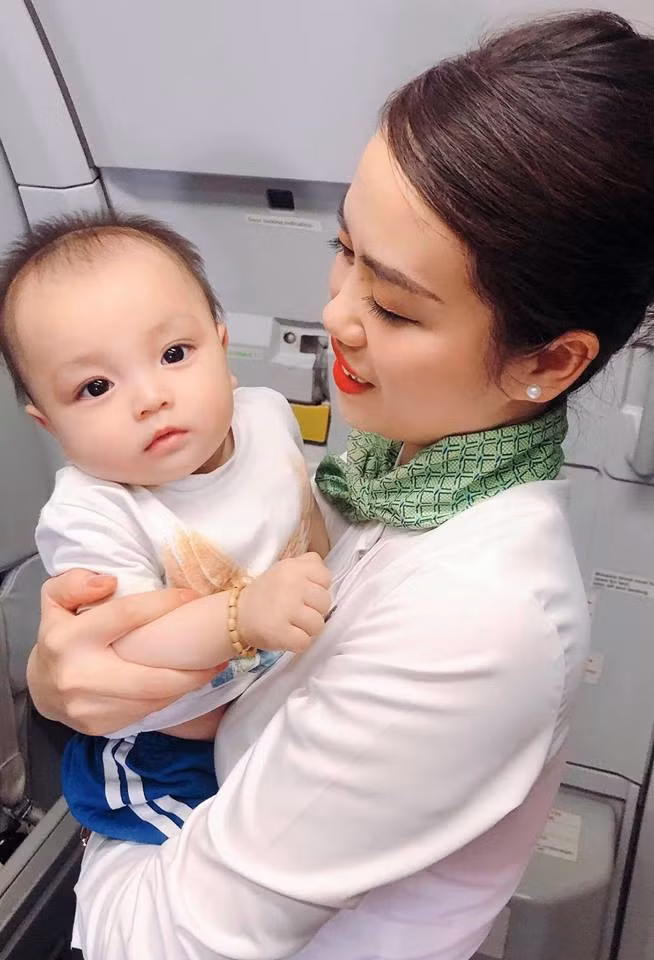 Hình ảnh các tiếp viên giữ trẻ giúp ba mẹ các bé khi họ đang bận dễ dàng bắt gặp trên các chuyến bay của Bamboo Airways .