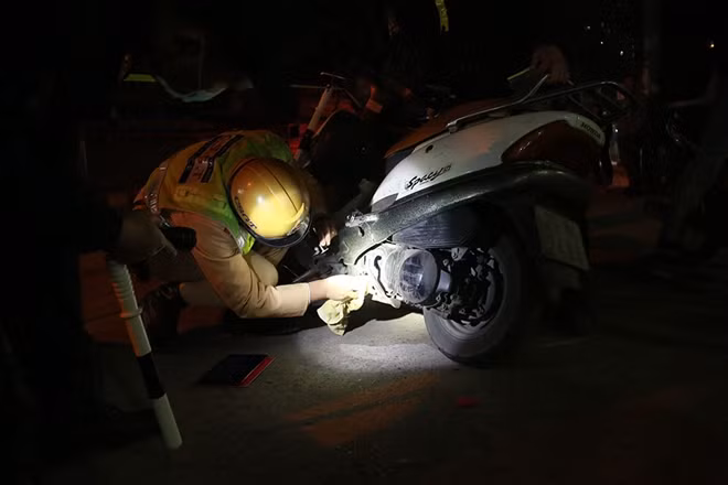 Lực lượng chức năng kiểm tra một phương tiện trong đêm 2/1.