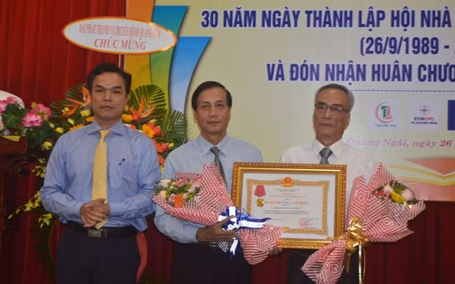 Thừa ủy quyền Chủ tịch nước, Phó Chủ tịch UBND tỉnh Quảng Ngãi Đặng Ngọc Dũng đã trao Huân chương Lao động hạng Ba cho Hội Nhà báo Việt Nam tỉnh Quảng Ngãi.