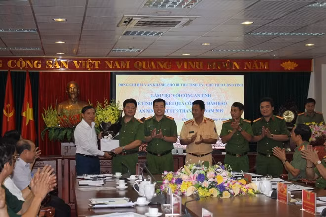 Đồng chí Bùi Văn Khánh – Phó Bí thư Tỉnh ủy, Chủ tịch UBND tỉnh chúc mừng các đơn vị.