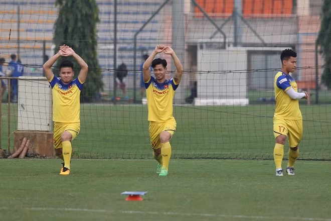 Điểm khác biệt trong buổi tập hôm nay là sự xuất hiện của 2 cầu thủ đang chơi bóng ở châu Âu là Công Phượng và Văn Hậu.