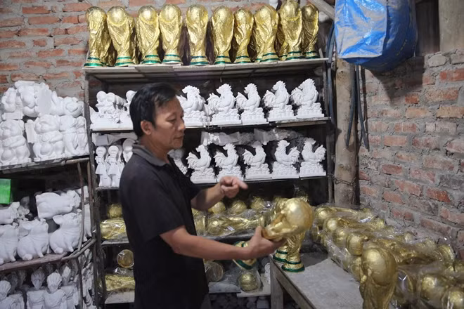 Ông Nhật bên những chiếc cúp vàng.