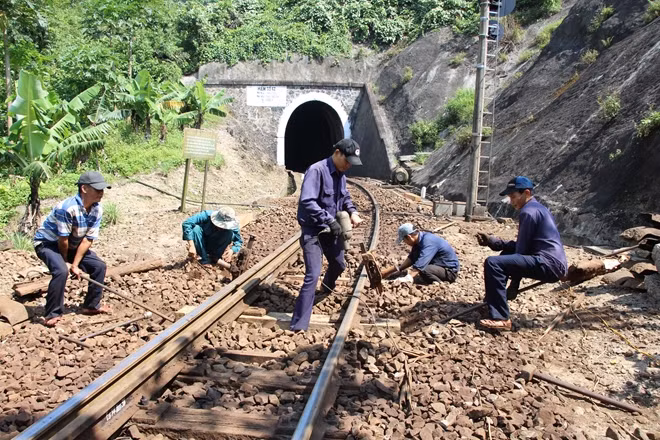 Những công nhân sửa chữa đường ray đoạn qua cung Hải Vân 2 dưới trời nắng gắt.
