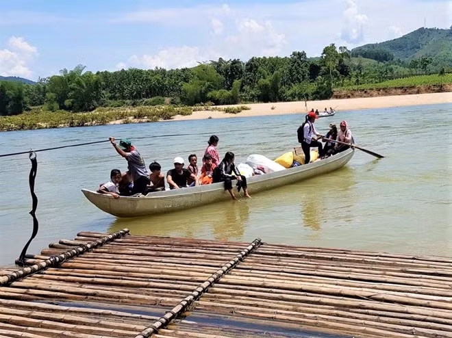 Tai nạn luôn rình rập trên chuyến đò ngang đưa học sinh qua sông tìm con chữ.