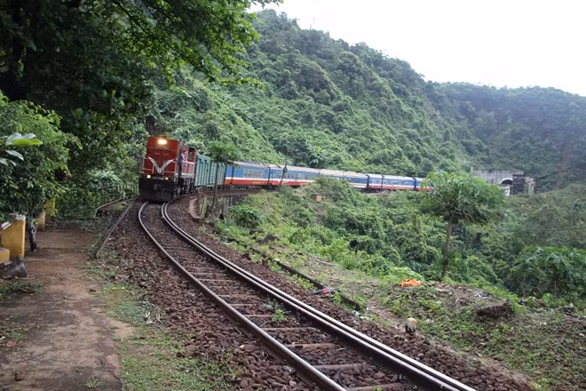 Mỗi ngày đêm có hàng chục chuyến tàu qua đèo Hải Vân.