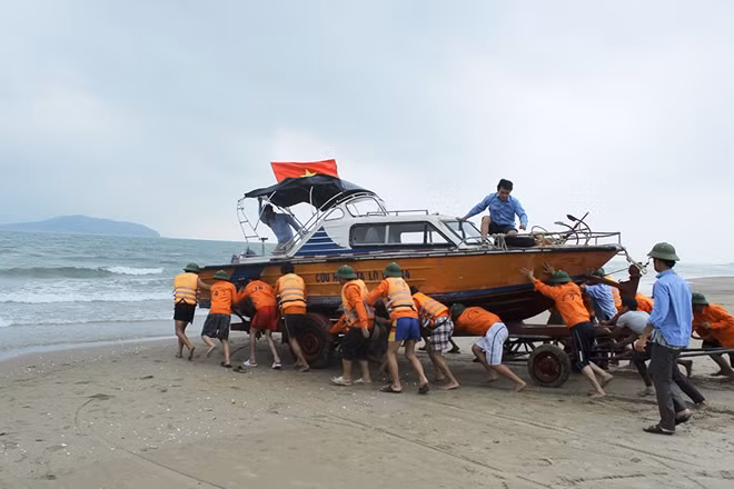 Vận chuyển phương tiện cứu hộ xuống biển để bắt đầu một ngày mới.