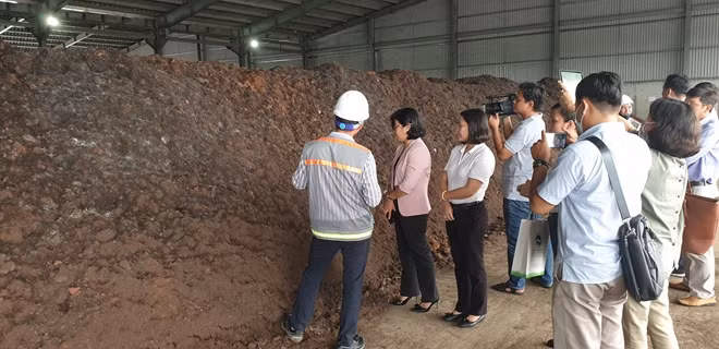 Bùn cống rãnh của Công ty Sài Gòn Xanh đã được xử lý, phơi khô… nhưng không che đậy, tạo mùi hôi.