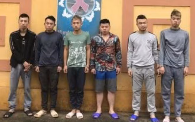 Một nhóm thanh niên vướng vòng lao lý khi quan hệ với bé gái quen qua mạng. Một nhóm thanh niên vướng vòng lao lý khi quan hệ với bé gái quen qua mạng.