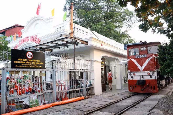 Mỗi ngày ga Long Biên đón khoảng 28 chuyến tàu qua lại. Là một địa điểm lịch sử của Hà Nội, sau khi được cải tạo ga Long Biên được kỳ vọng sẽ là một nơi thu hút khách du lịch mỗi khi đặt chân tới Thủ đô.