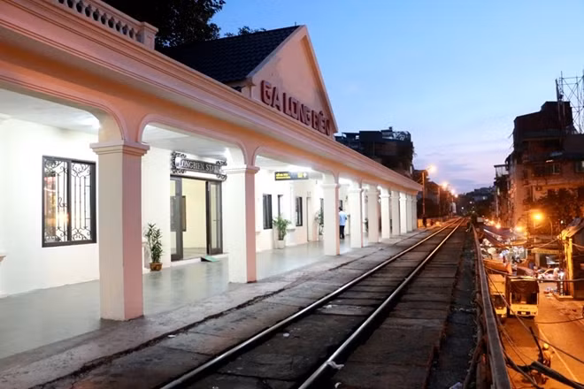 Theo thông tin tìm hiểu thì được biết, ngày 20-2-2019, công trình “Sửa chữa nội ngoại thất ga Long Biên” đã được bắt đầu và cơ bản hoàn thành vào 20-7-2019 vừa qua. Đây là đợt sửa chữa lớn đầu tiên của ga tàu này tính từ năm 1997 đến nay.