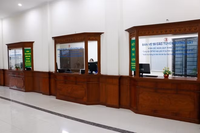 Các quầy bán vé cũng được ốp gỗ lim tạo ra vẻ sang trọng cho nội thất bên trong ga.