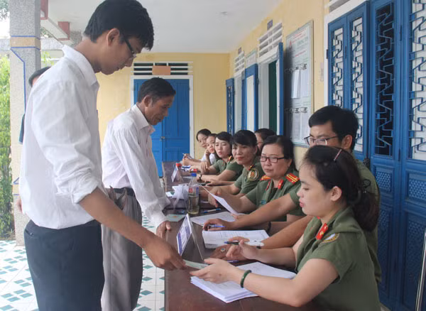 CBCS Phòng Quản lý xuất nhập cảnh, Công an tỉnh Thừa Thiên- Huế cấp, đổi hộ chiếu cho người dân xã Vinh An vào ngày cuối tuần. CBCS Phòng Quản lý xuất nhập cảnh, Công an tỉnh Thừa Thiên- Huế cấp, đổi hộ chiếu cho người dân xã Vinh An vào ngày cuối tuần.