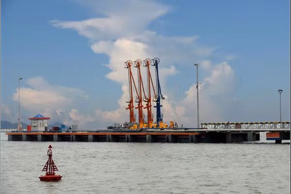 Hệ thống cầu cảng xuất nhập khẩu xăng dầu của Cảng dầu B12 phục vụ trung chuyển toàn miền Bắc.