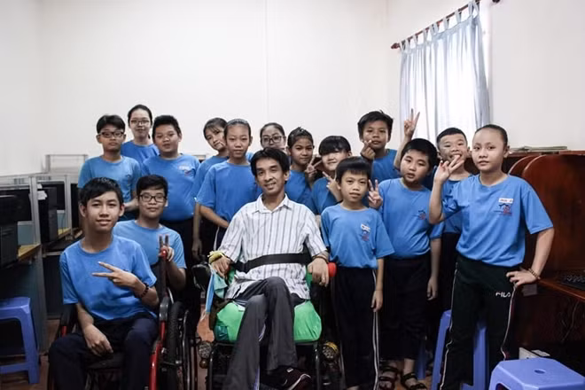 Ngọc Lâm bên những học trò ở “Nhà may mắn”.