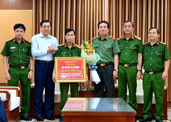 Chủ tịch UBND TP Đà Nẵng khen thưởng Công an TP về thành tích triệt phá đường dây đánh bạc quy mô hơn 10.000 tỷ đồng.