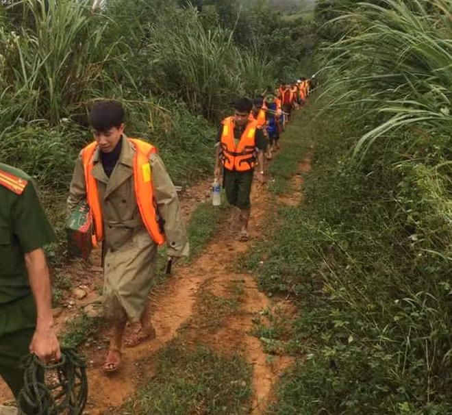 Công an huyện Hướng Hóa (Quảng Trị) và các lực lượng chức năng, người dân tiếp cận hiện trường tìm kiếm những người mất tích ở xã Hướng Việt.