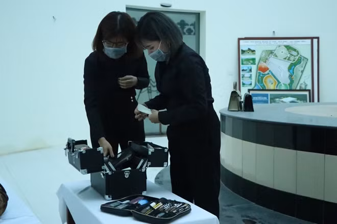 Đeo găng tay trước khi trang điểm.
