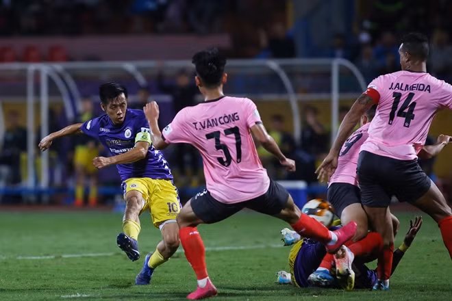 Văn Quyết là người ghi bàn duy nhất cho Hà Nội FC trong trận đấu tối 20/10. Ảnh: Huy CT.