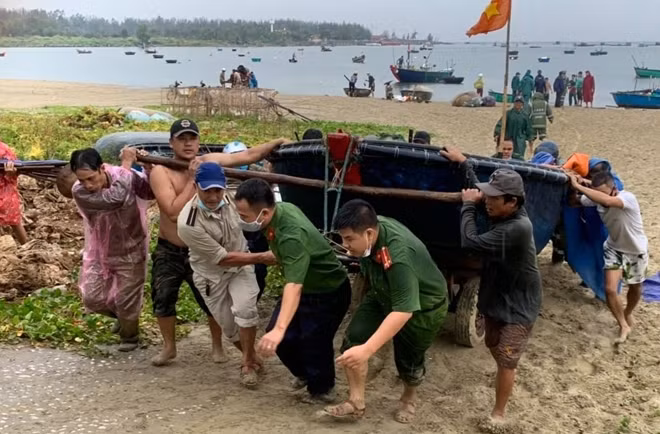 Công an TP Đà Nẵng giúp dân di dời tàu thuyền tránh bão số 5.