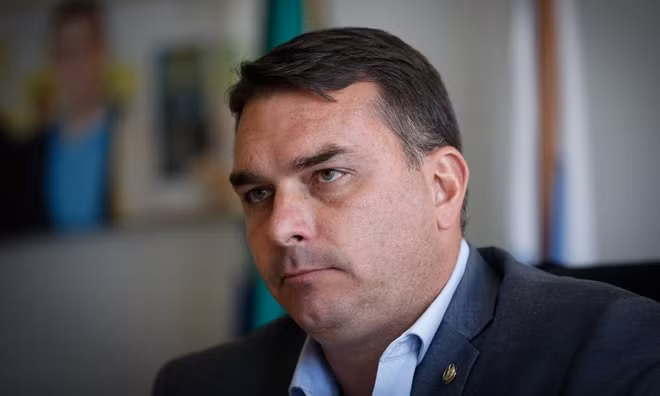 Con trai ông Bolsonaro - chính trị gia Flavio Bolsonaro.