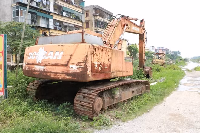 Theo ghi nhận của phóng viên vào ngày 11-6, nhiều phương tiện xây dựng để gỉ sét tại đoạn đường này.