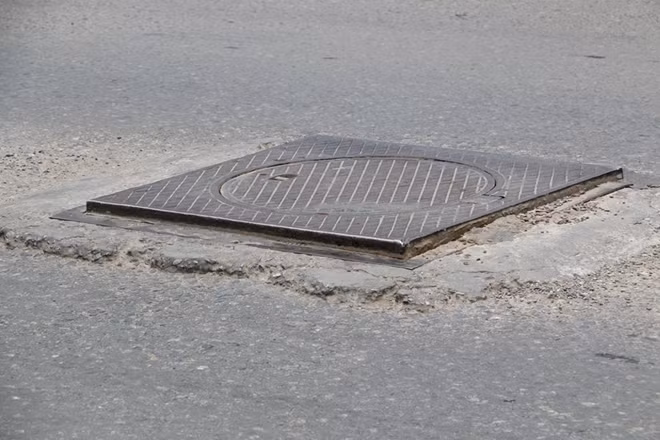 Người dân cho biết, những nắp hố ga này không chỉ gây mất mỹ quan mà còn gây tai nạn cho nhiều người đi đường.