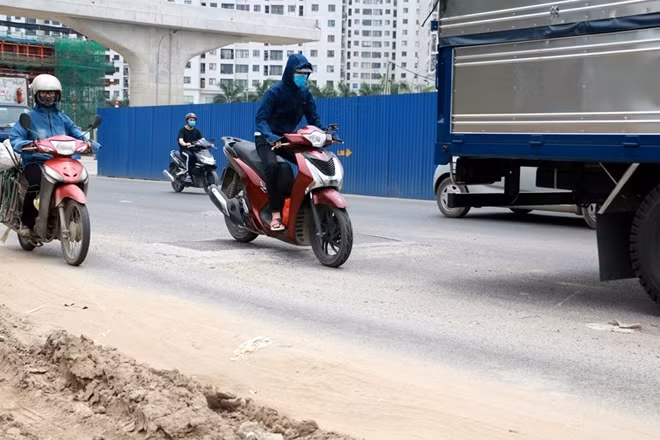 Là tuyến đường huyết mạch của Thủ đô nên lượng phương tiện di chuyển qua đây rất đông đặc biệt là giờ tan tầm và những "cạm bẫy" này là mối nguy hiểm thường trực...