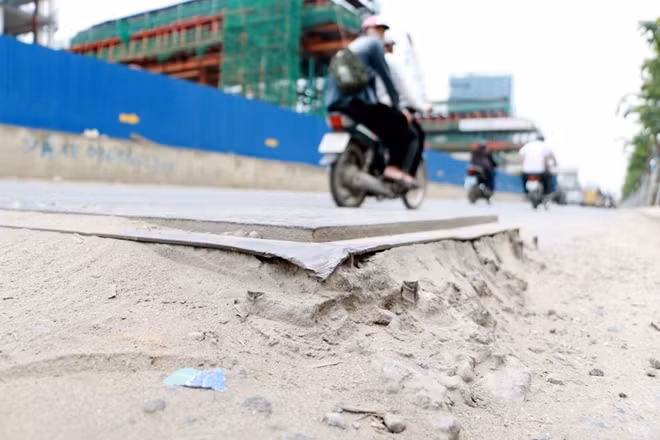 Tuy nhiên cũng trên con đường này đoạn từ đầu cầu Mai Dịch đến phường Cổ Nhuế xuất hiện nhiều nắp hố ga trồi lên mặt đường khiến giao thông đi lại gặp nhiều trở ngại.