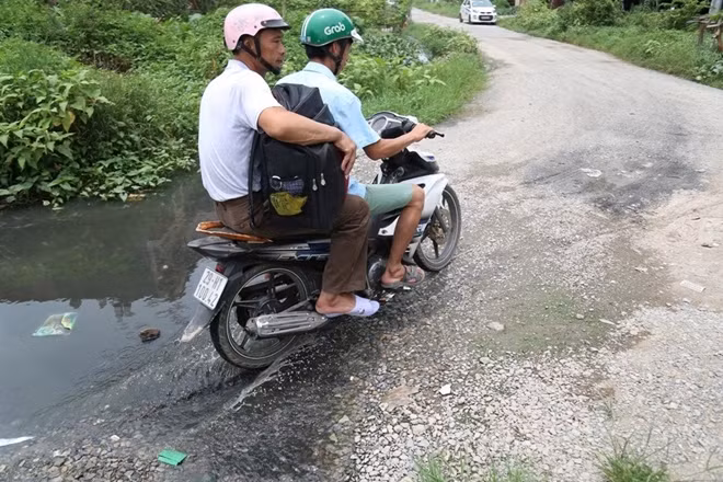 Nhiều năm nay người dân trong khu dân cư phải sống chung với mùi hôi thối, ruồi muỗi từ những con mương cạn nước đen kịt này.