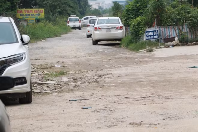 Nhiều chỗ trên con đường dang dở được tận dụng làm nơi đỗ xe ô tô.