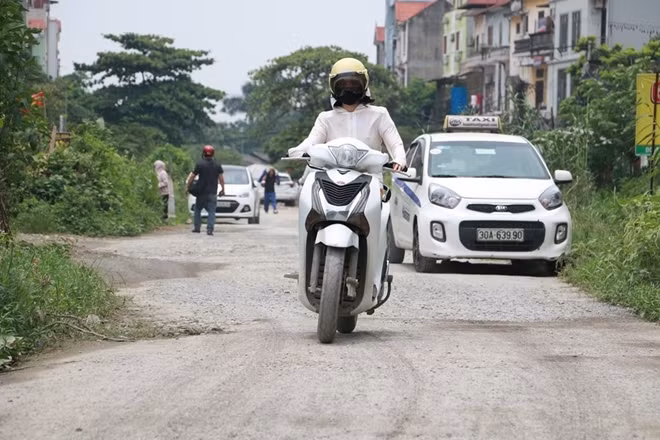 Việc thi công dở dang khiến đoạn đường xuất hiện nhiều ổ nhà, gập ghềnh gây khó khăn cho người đi lại.
