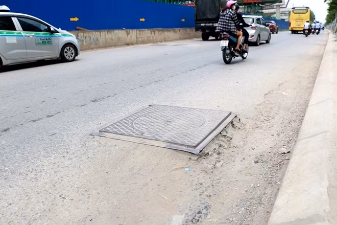 Những hố ga này nằm ở nhiều vị trí khác nhau, nhưng chủ yếu là 2 bên đường ở cả 2 chiều, trồi lên khoảng cách mặt đường khoảng 1 – 2cm.