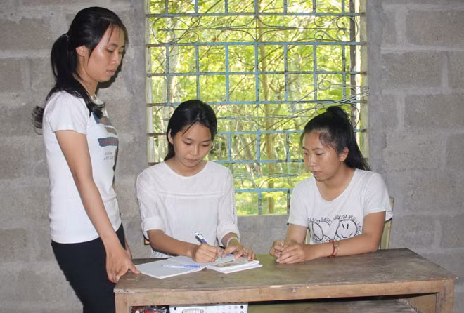 Nguyên đang dạy các em học tại nhà.