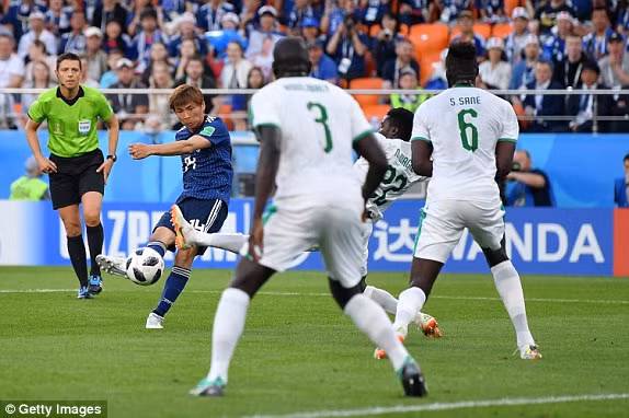 Cú sút đưa trận đầu về vạch xuất phát của Takashi Inui . Ảnh: Getty Image.
