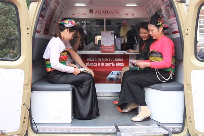 Nhiều đồng bào dân tộc ít người được sử dụng dịch vụ ngân hàng nhờ điểm giao dịch lưu động của Agribank.