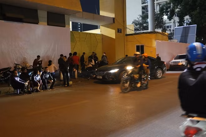 Tối 23-11, vẫn có nhiều tay phe vé xuất hiện trên phố Trịnh Hoài Đức bên ngoài sân vận động Hàng Đẫy chào mời khách với giá vé .