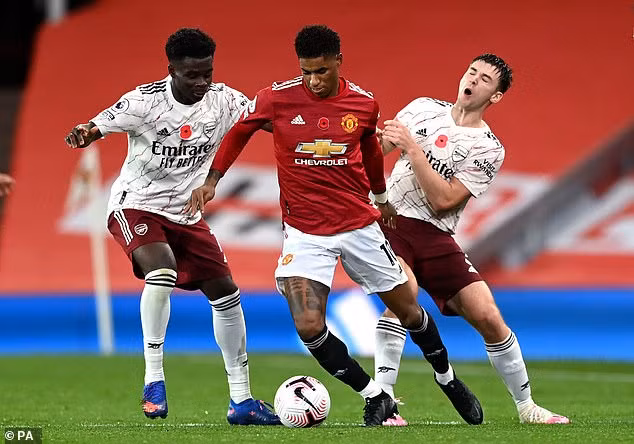 Marcus Rashford có lẽ là điểm sáng hiếm hoi của M.U trong trận này. Cầu thủ người Anh tỏ ra lợi hại mỗi khi chạm bóng nhờ tốc độ và sự khéo léo, tuy nhiên mình anh là không đủ để cứu Quỷ Đỏ khỏi một thất bại trên thánh địa Old Trafford.