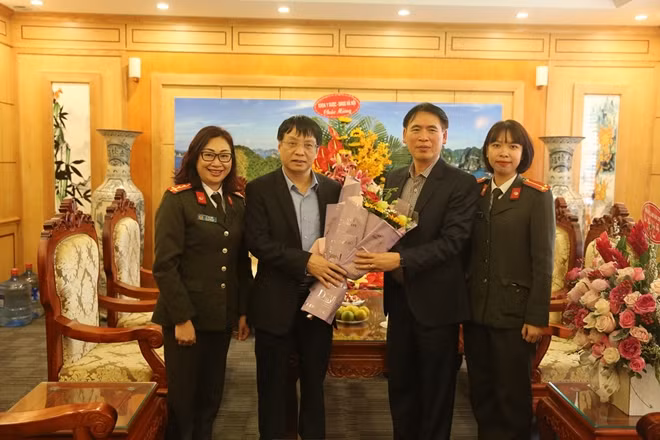 Đại tá Phạm Quang Khải, Tổng Biên tập Báo CAND chúc mừng Ban Giám đốc Bệnh viện Y học Cổ truyền (Bộ Công an) .