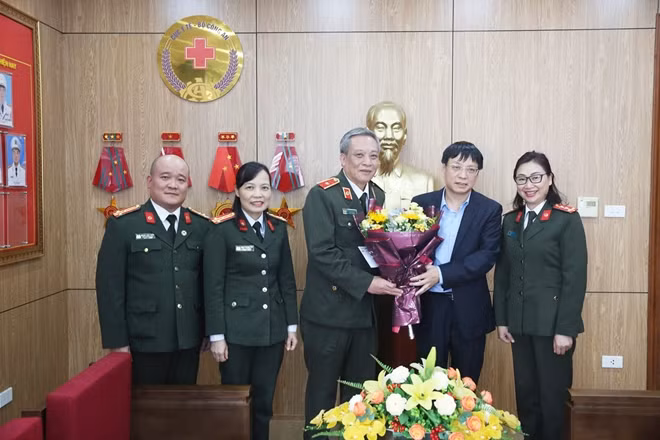 Đại tá Phạm Quang Khải, Tổng Biên tập Báo CAND chúc mừng lãnh đạo Cục Y tế (Bộ Công an).