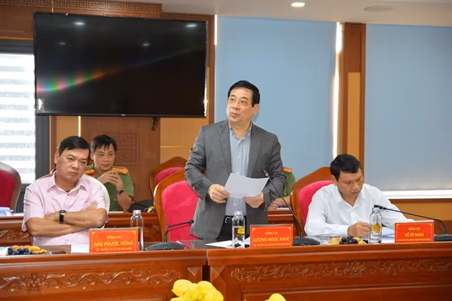 Các đại biểu phát biểu trao đổi tại phiên họp.