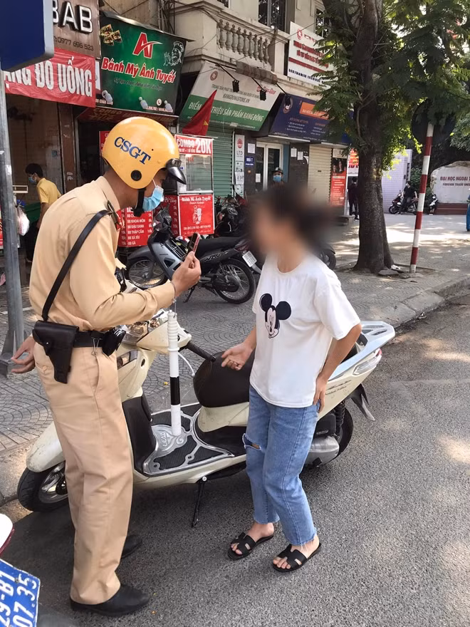 CSGT Hà Nội tiến hành xử phạt một trường hợp không đeo khẩu trang.