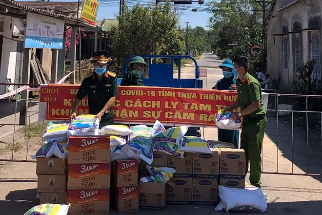Công an xã Lộc Tiến, Phú Lộc, Thừa Thiên-Huế chuyển lương thực vào khu vực phong tỏa phục vụ người dân.